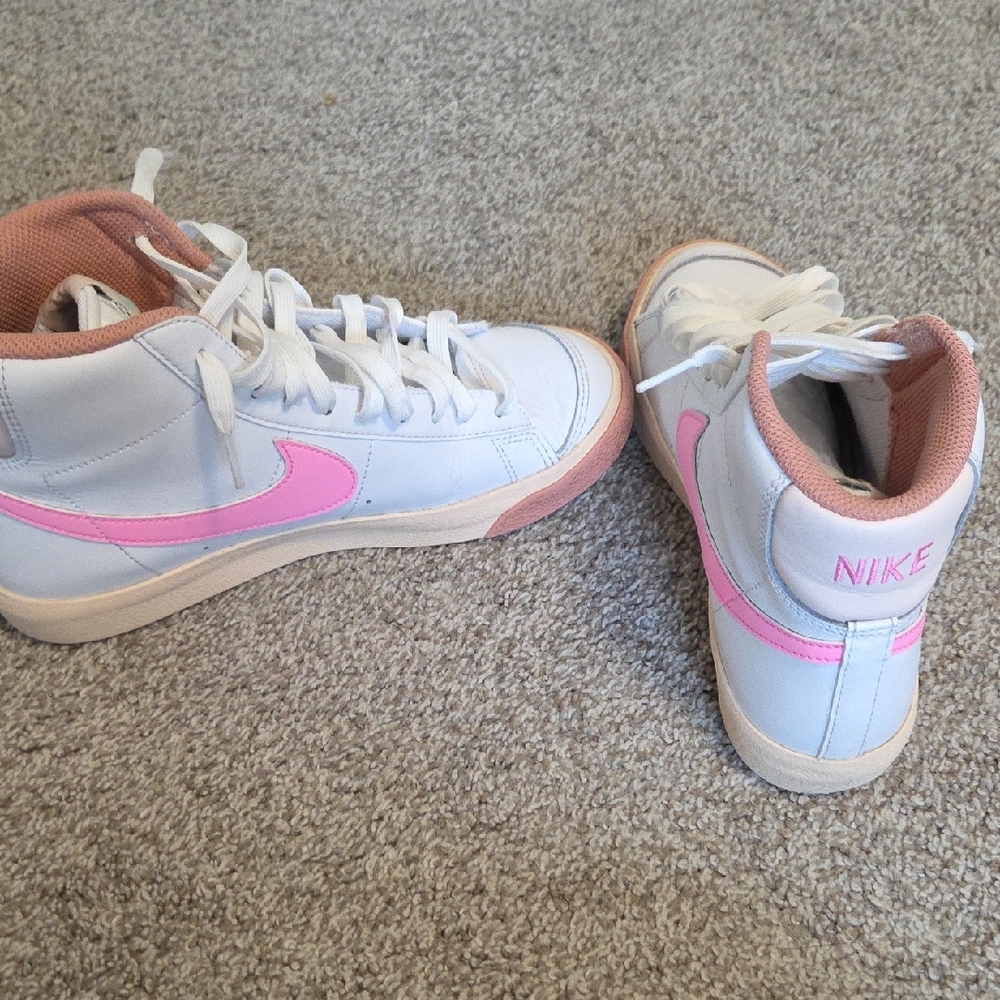 Nike High-Tops in White and Pink